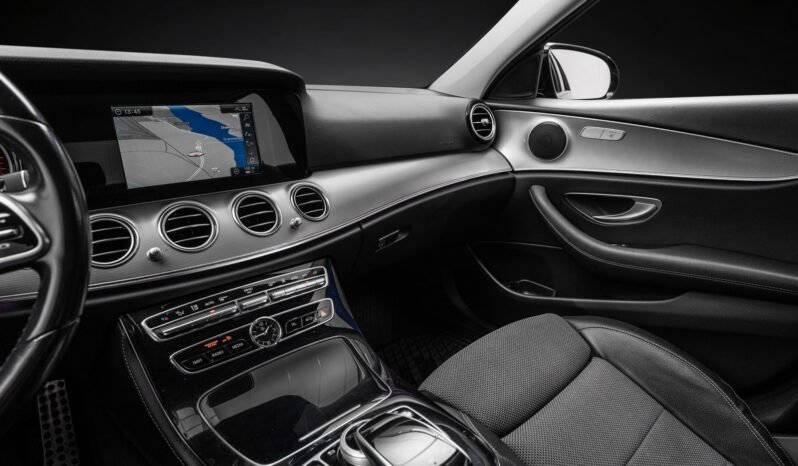 
								Mercedes-Benz E 300 e Berline Hybride Rechargeable 320 ch / Caméra / Éclairage d’ambiance / Pack Nuit / Jantes alliage / Automatique full									