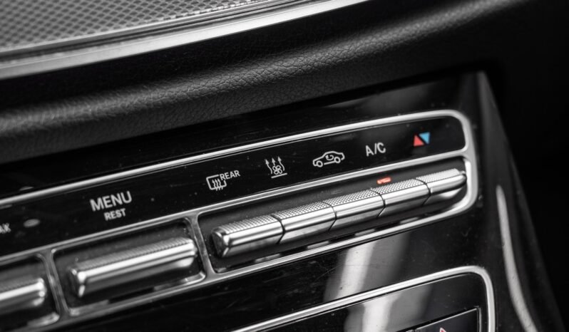 
								Mercedes-Benz E 300 e Berline Hybride Rechargeable 320 ch / Caméra / Éclairage d’ambiance / Pack Nuit / Jantes alliage / Automatique full									