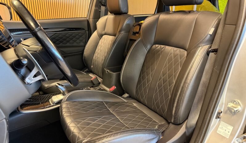 
								Mitsubishi Outlander PHEV Instyle+ | Cuir | Crochet | Caméra 360° | Hybride rechargeable full									