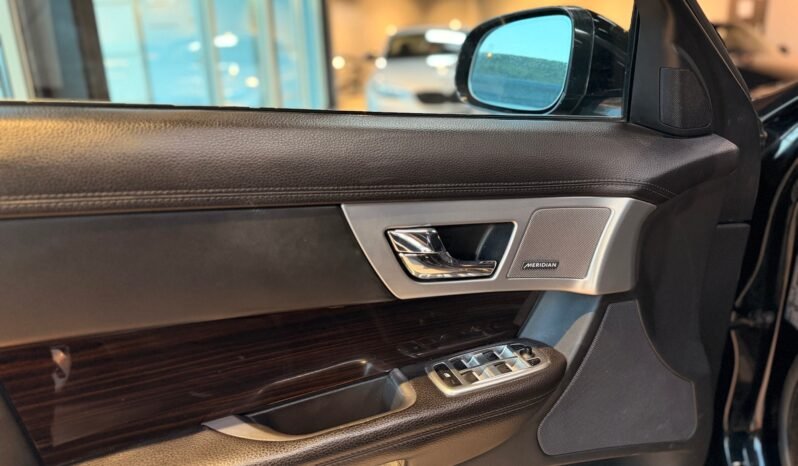 
								Jaguar XF 2.2D 200 ch Sportbrake Premium Luxury Aero, Cuir, Aero full									