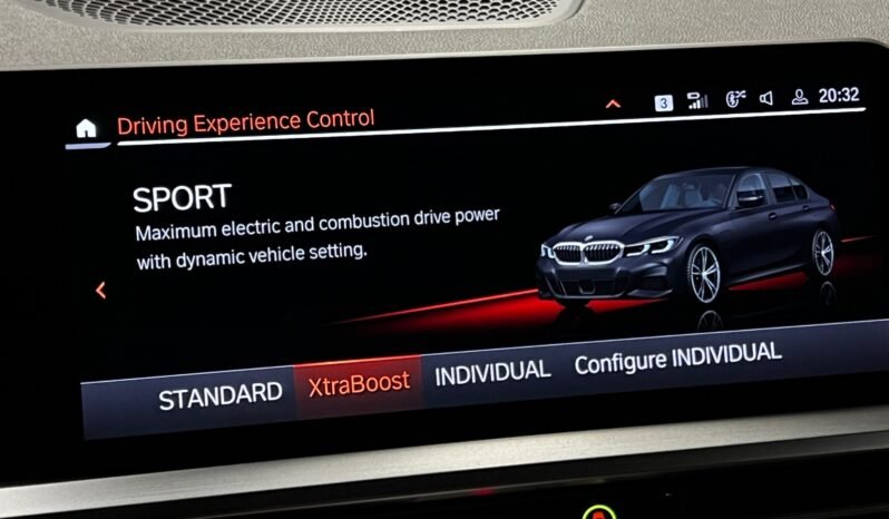 
								BMW 330e – Échappement sport – Live Cockpit – HUD – Apple CarPlay – Caméra arrière full									
