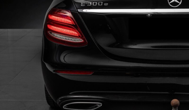 
								Mercedes-Benz E 300 e Berline Hybride Rechargeable 320 ch / Caméra / Éclairage d’ambiance / Pack Nuit / Jantes alliage / Automatique full									