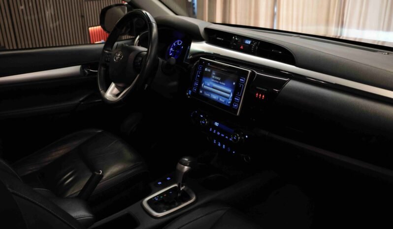
								Toyota Hilux 2.4 D-4D 150 ch 4×4 | Double Cab | 5 places | Cuir | Caisse pour chiens | Crochet | Chauffage électrique full									