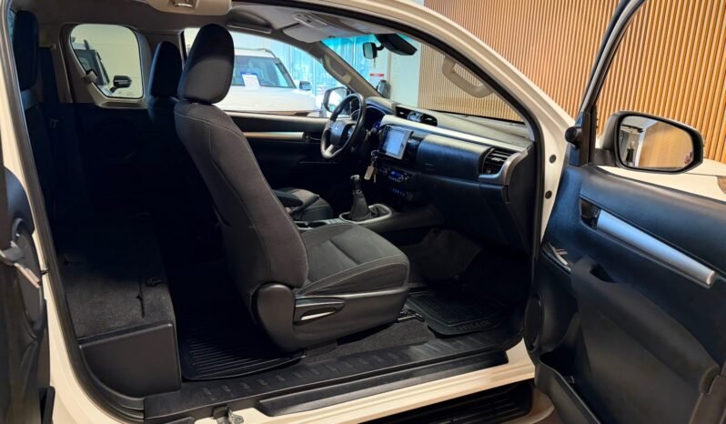 
								Toyota Hilux 2.4 D-4D 150 ch X-Cab SR | 4×4 | Manuel | Attelage | Climatisation | Caméra de recul full									