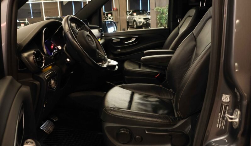 
								Mercedes-Benz V 300 d 4MATIC AMG 237 ch | Burmester | DISTRONIC | Caméra | Attelage | Webasto full									