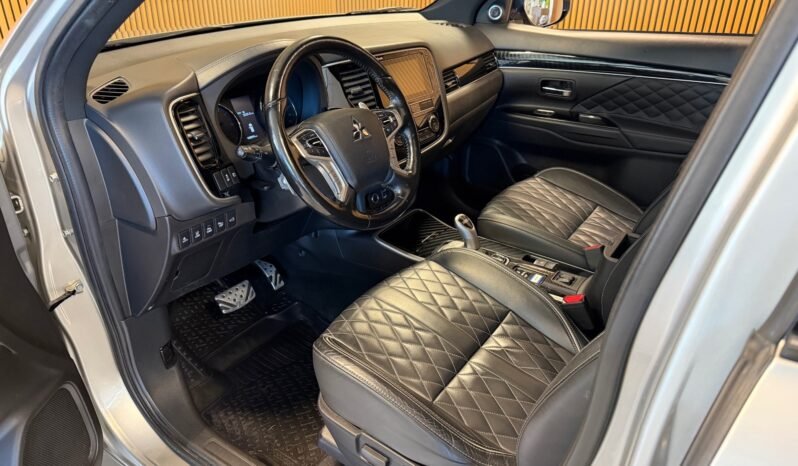 
								Mitsubishi Outlander PHEV Instyle+ | Cuir | Crochet | Caméra 360° | Hybride rechargeable full									