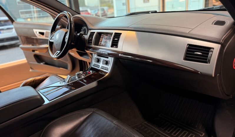 
								Jaguar XF 2.2D 200 ch Sportbrake Premium Luxury Aero, Cuir, Aero full									