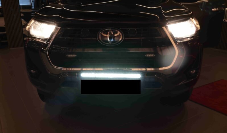 
								Toyota Hilux 2.8 D-4D 204 ch 4×4 | Automatique | Caméra de recul | Feux de travail | Attelage 3 500 kg | Garantie 10 ans full									