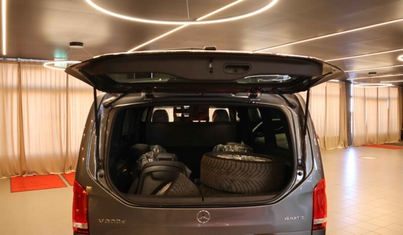 
								Mercedes-Benz V 300 d 4MATIC AMG 237 ch | Burmester | DISTRONIC | Caméra | Attelage | Webasto full									