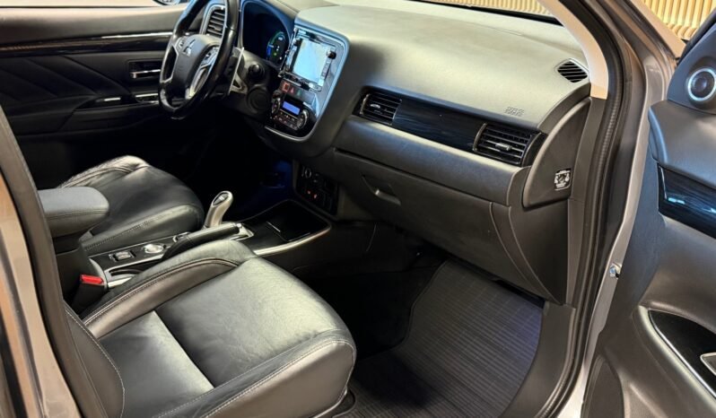 
								Mitsubishi Outlander PHEV INSTYLE+ — 2016 full									