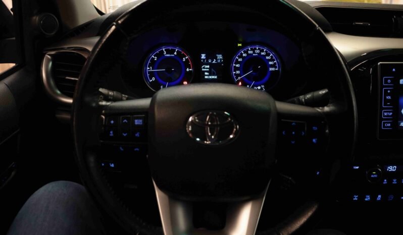 
								Toyota Hilux 2.4 D-4D 150 ch 4×4 | Double Cab | 5 places | Cuir | Caisse pour chiens | Crochet | Chauffage électrique full									