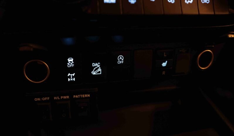 
								Toyota Hilux 2.8 D-4D 204 ch 4×4 | Automatique | Caméra de recul | Feux de travail | Attelage 3 500 kg | Garantie 10 ans full									