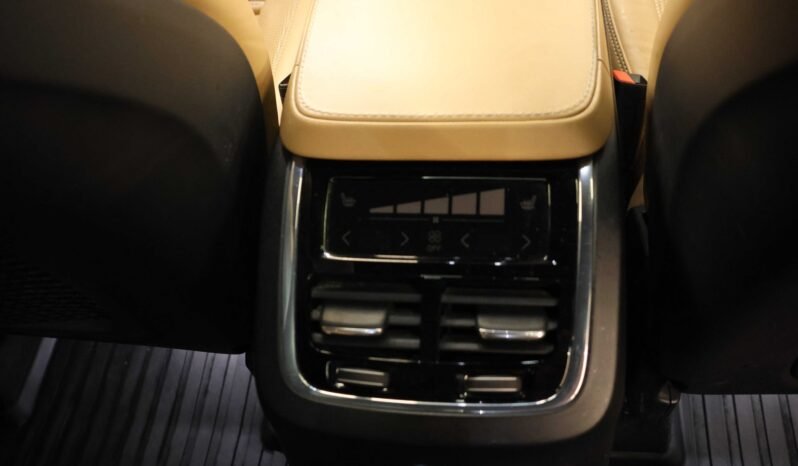 
								Volvo XC90 T8 AWD Inscription | 7 Places | Cuir | Air | B&W | ACC | Pano | Crochet full									
