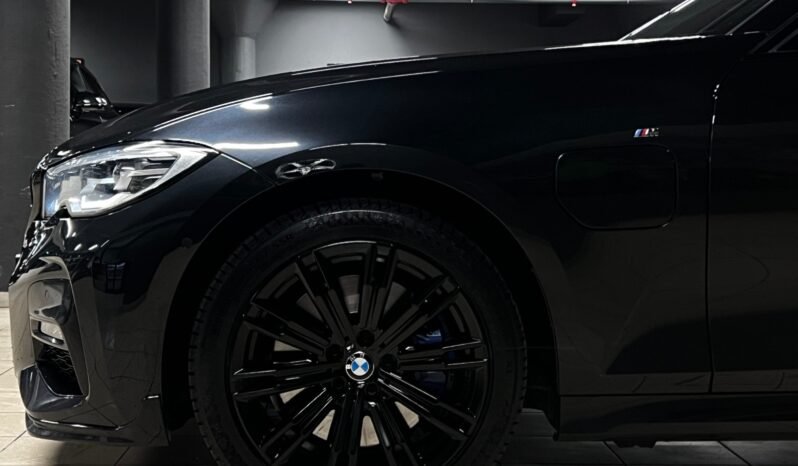 
								BMW 330e – Échappement sport – Live Cockpit – HUD – Apple CarPlay – Caméra arrière full									