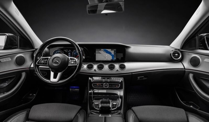 
								Mercedes-Benz E 300 e Berline Hybride Rechargeable 320 ch / Caméra / Éclairage d’ambiance / Pack Nuit / Jantes alliage / Automatique full									
