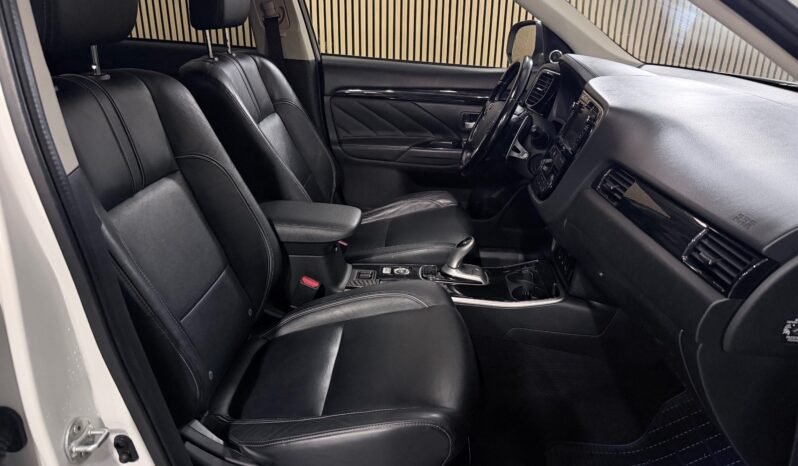 
								Mitsubishi Outlander PHEV INSTYLE+ 4×4 full									