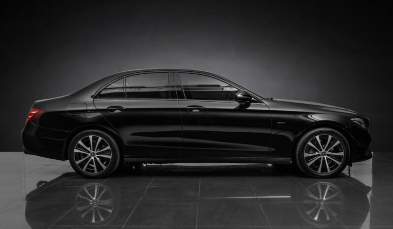 
								Mercedes-Benz E 300 e Berline Hybride Rechargeable 320 ch / Caméra / Éclairage d’ambiance / Pack Nuit / Jantes alliage / Automatique full									