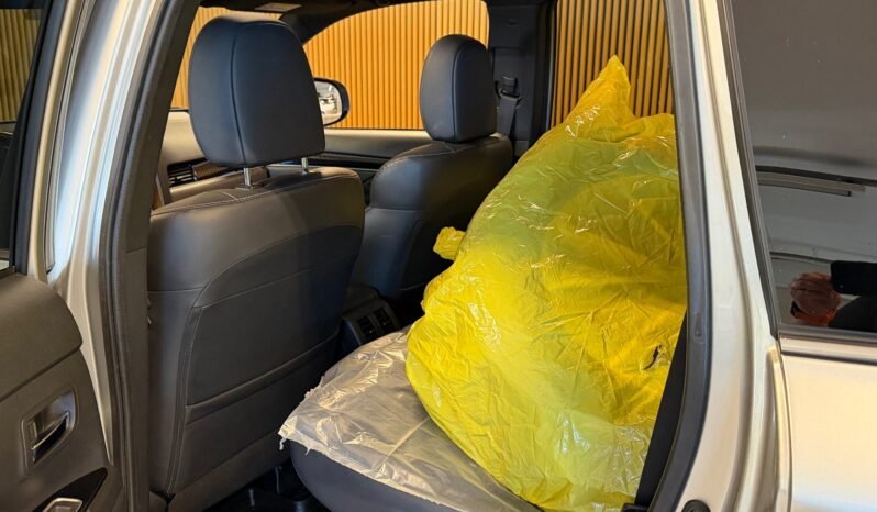
								Mitsubishi Outlander PHEV Instyle+ | Cuir | Crochet | Caméra 360° | Hybride rechargeable full									