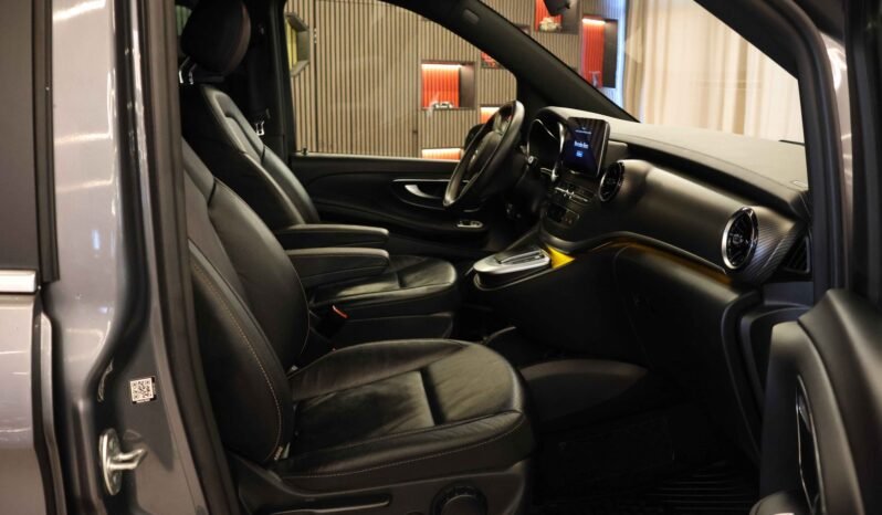 
								Mercedes-Benz V 300 d 4MATIC AMG 237 ch | Burmester | DISTRONIC | Caméra | Attelage | Webasto full									