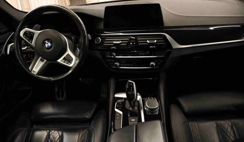 
								BMW 520d xDrive M Sport | 193 ch | HUD | ACC | Harman Kardon | Pano | Webasto full									