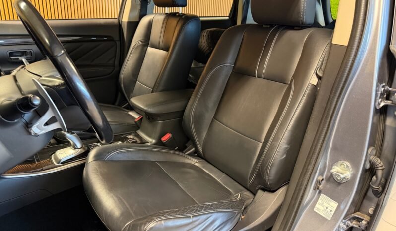 
								Mitsubishi Outlander PHEV INSTYLE+ — 2016 full									