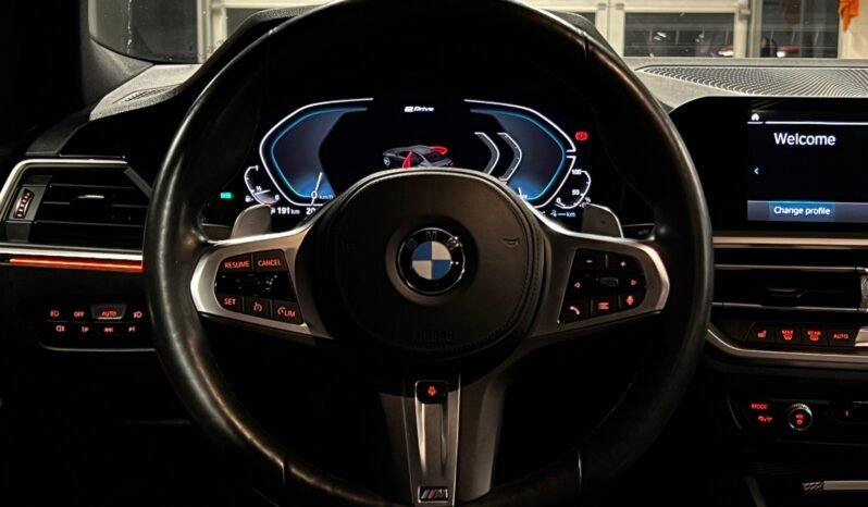 
								BMW 330e – Échappement sport – Live Cockpit – HUD – Apple CarPlay – Caméra arrière full									