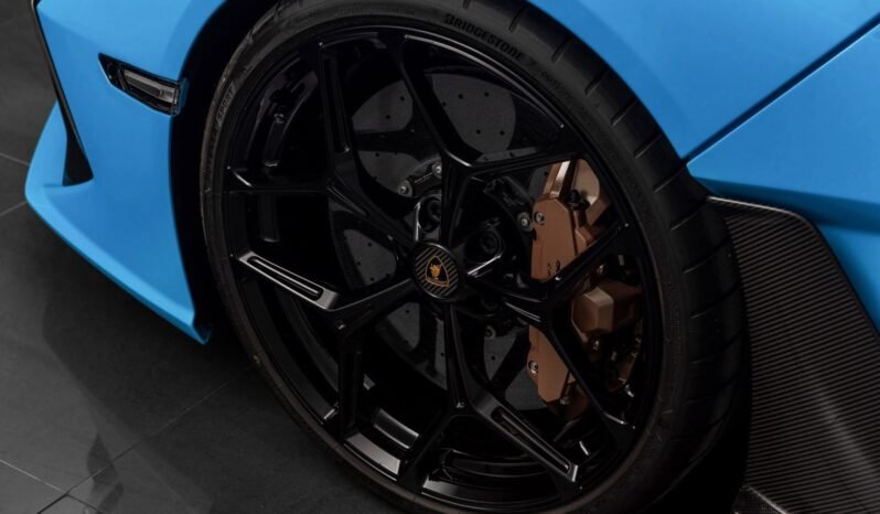 
								Lamborghini Revuelto 6.5 V12 1 015 ch – Blu Cepheus, Ad Personam, Full Carbon, Norvégien full									