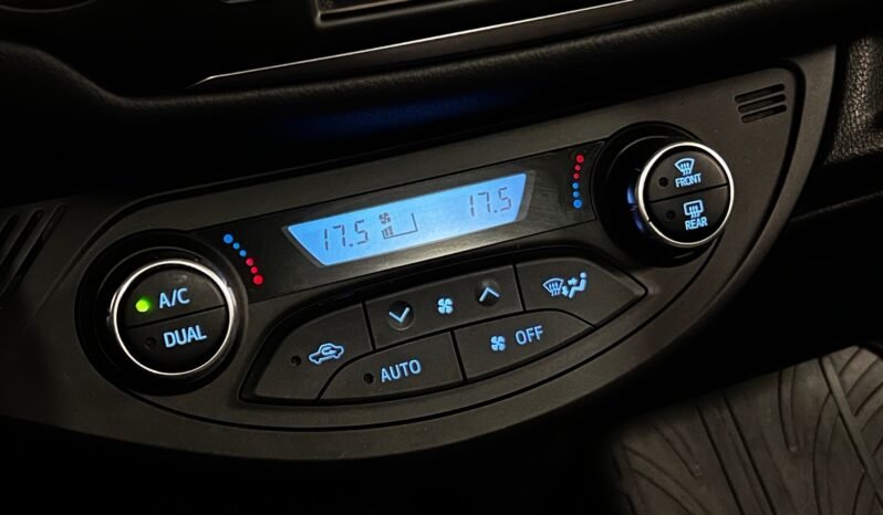 
								Toyota Yaris Pano – Navi – Régulateur – Caméra arrière – Anglaise full									