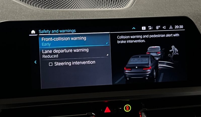 
								BMW 330e – Échappement sport – Live Cockpit – HUD – Apple CarPlay – Caméra arrière full									