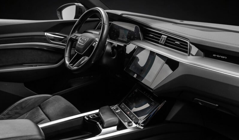 
								Audi e-tron 55 quattro Black Optics, 360°, HUD, ACC, Panoramique, Norvégien, HFeste, 1 propriétaire full									