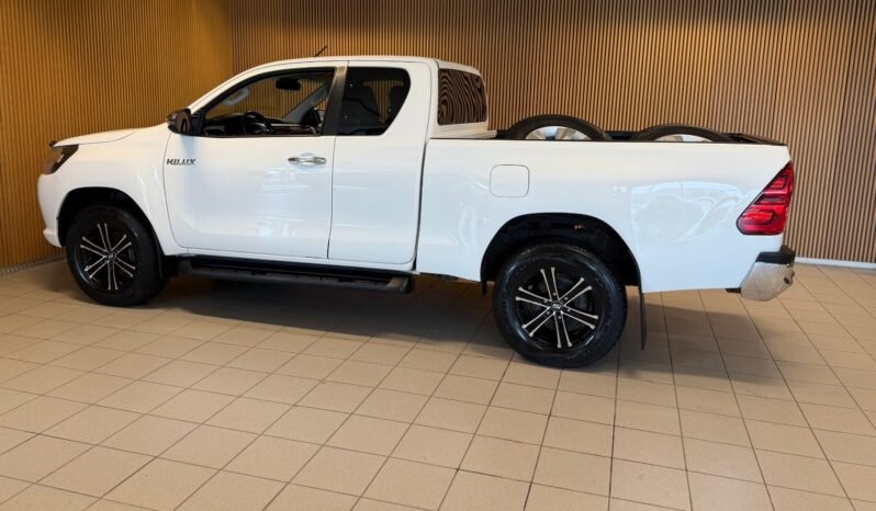 
								Toyota Hilux 2.4 D-4D 150 ch X-Cab SR | 4×4 | Manuel | Attelage | Climatisation | Caméra de recul full									