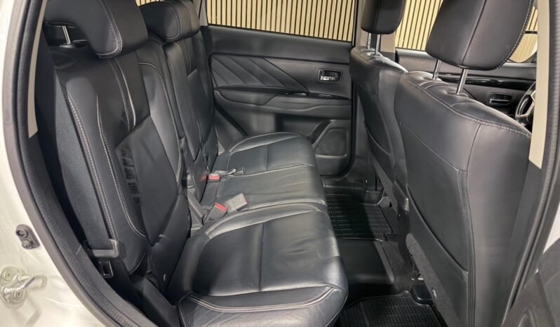 
								Mitsubishi Outlander PHEV INSTYLE+ 4×4 full									