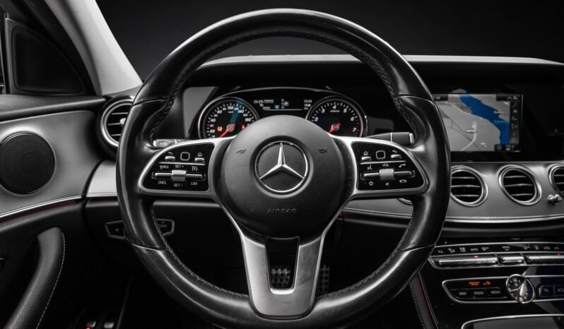 
								Mercedes-Benz E 300 e Berline Hybride Rechargeable 320 ch / Caméra / Éclairage d’ambiance / Pack Nuit / Jantes alliage / Automatique full									