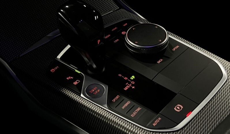 
								BMW 330e – Échappement sport – Live Cockpit – HUD – Apple CarPlay – Caméra arrière full									