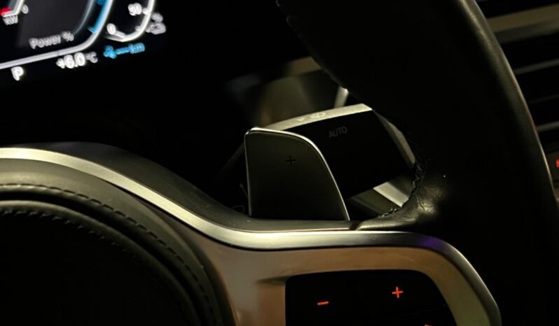 
								BMW 330e – Échappement sport – Live Cockpit – HUD – Apple CarPlay – Caméra arrière full									