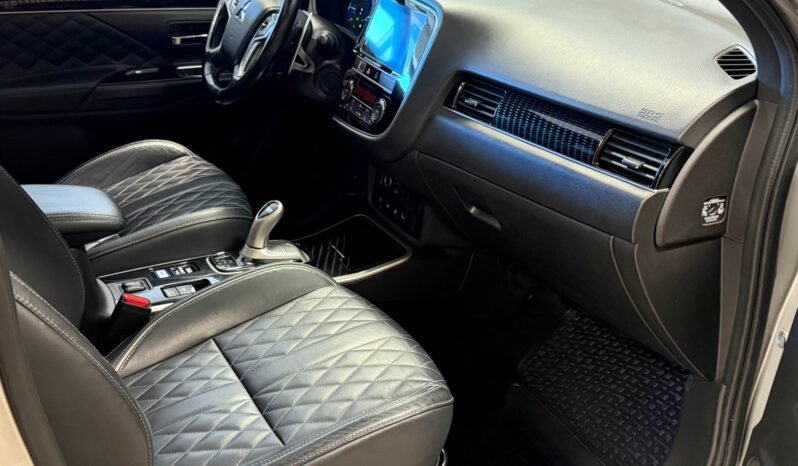 
								Mitsubishi Outlander PHEV Instyle+ | Cuir | Crochet | Caméra 360° | Hybride rechargeable full									
