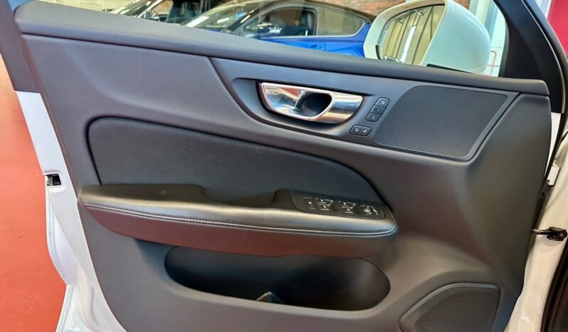 
								Volvo V60 D3 150 ch AWD Automatique — 2019 full									