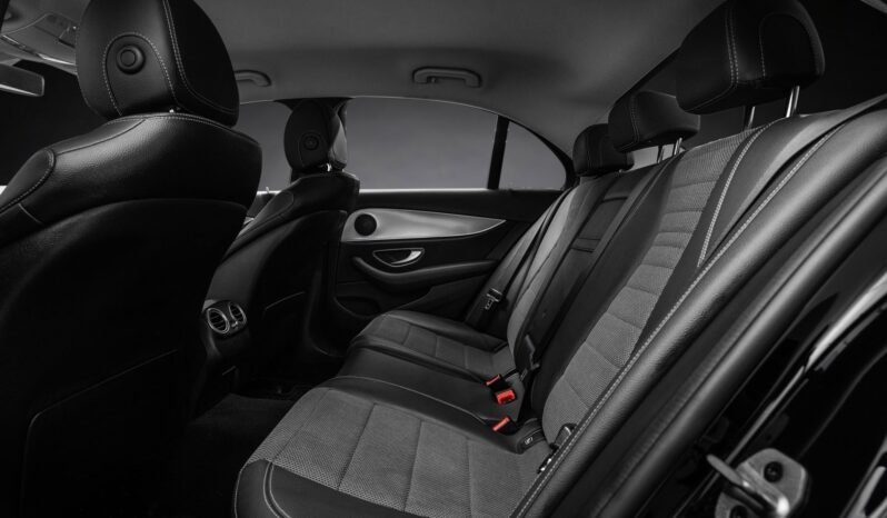 
								Mercedes-Benz E 300 e Berline Hybride Rechargeable 320 ch / Caméra / Éclairage d’ambiance / Pack Nuit / Jantes alliage / Automatique full									