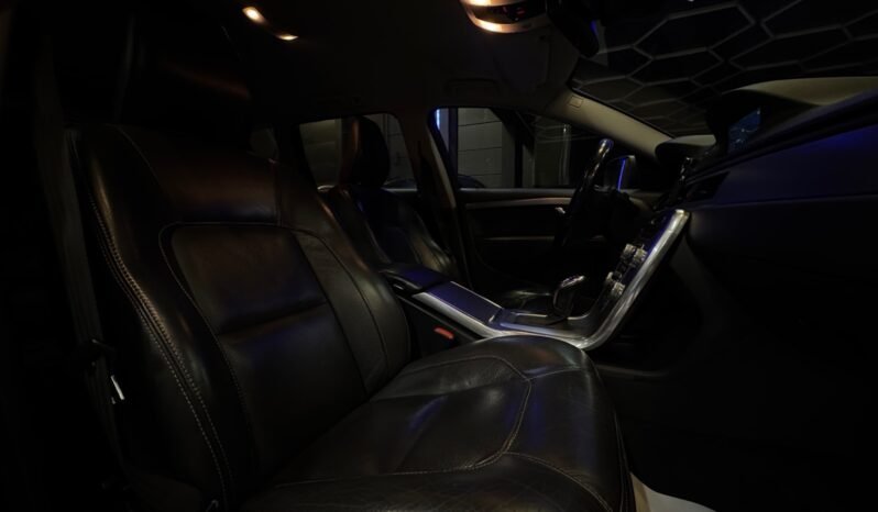 
								Volvo XC70 CUIR / AUTOMATIQUE / CONFORME AUX NORMES UE / Édition Dynamique / SERVICE / NAVIGATION full									