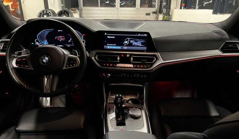
								BMW 330e – Échappement sport – Live Cockpit – HUD – Apple CarPlay – Caméra arrière full									