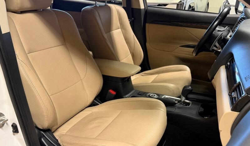 
								Mitsubishi Outlander 2.0 MIVEC 150 ch 4WD | 7 Places | Automatique | Cuir Beige | Caméra de Recul | Attelage full									