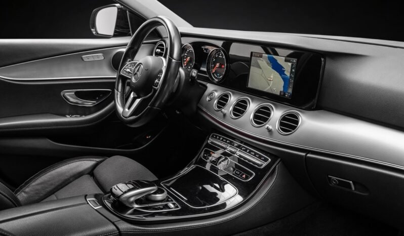 
								Mercedes-Benz E 300 e Berline Hybride Rechargeable 320 ch / Caméra / Éclairage d’ambiance / Pack Nuit / Jantes alliage / Automatique full									