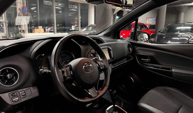 
								Toyota Yaris Pano – Navi – Régulateur – Caméra arrière – Anglaise full									